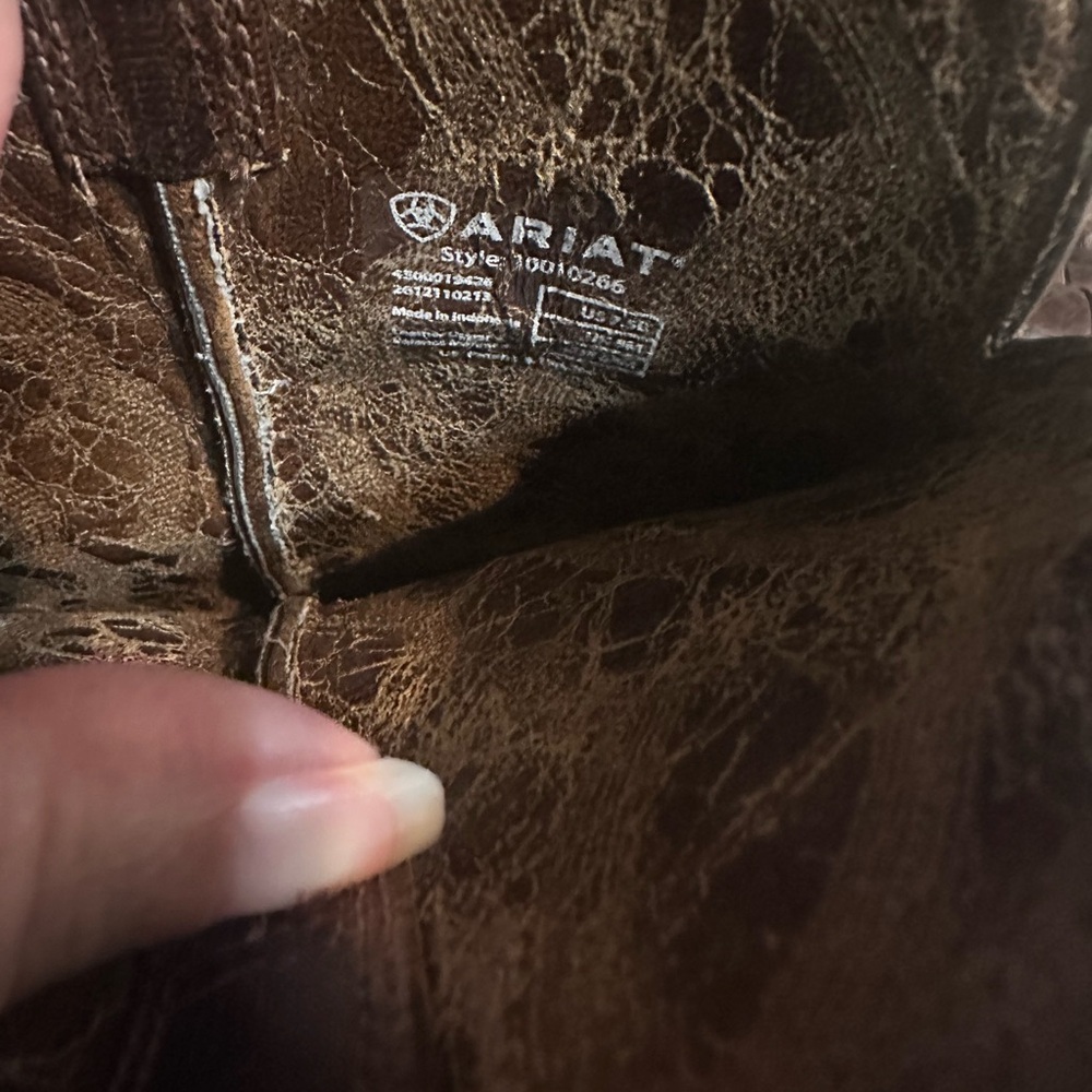 Ariat leather boots 7.5 western beautiful add to your closet